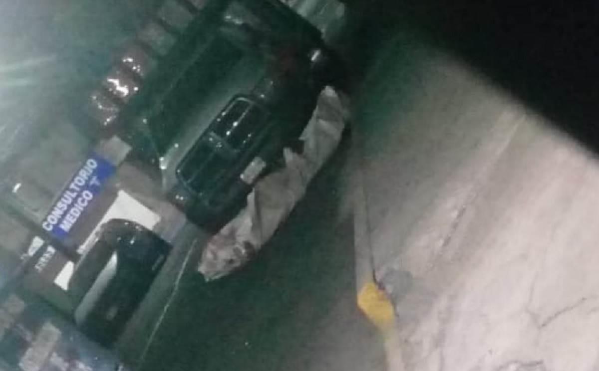 Tiran cadáver envuelto en una lona en la CDMX
