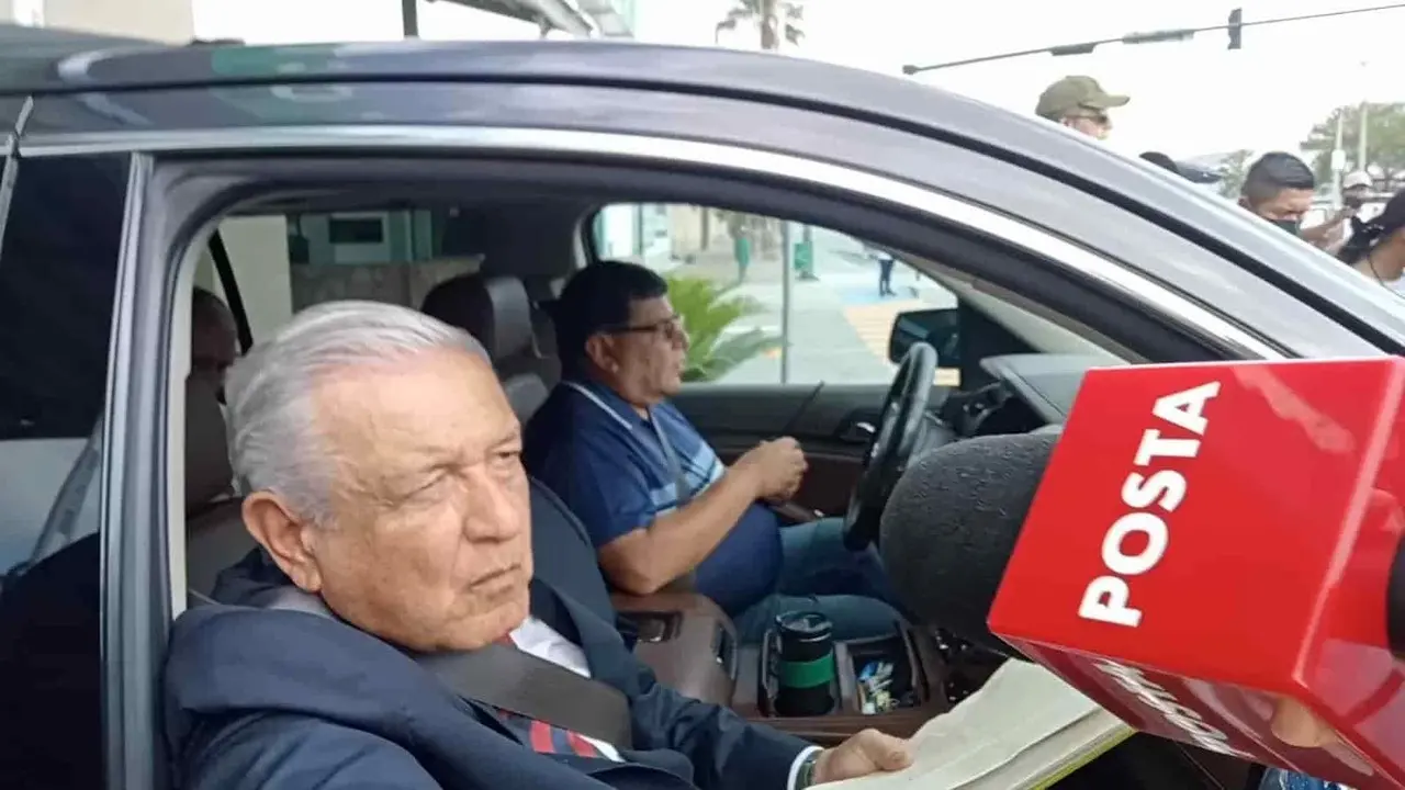 “Señor presidente...”:Abordan manifestantes a AMLO afuera del campo militar