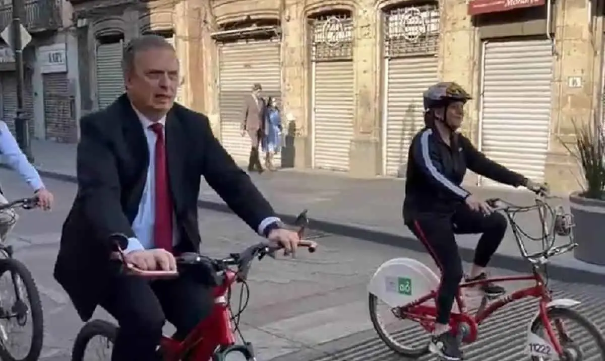 ¡En bici! Acude Ebrard a desayuno con AMLO y maestros