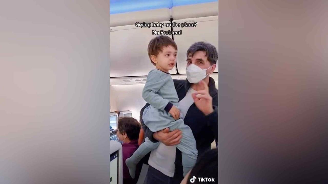 Con Baby Shark así fue como pasajeros de un avión calmaron a pequeño
