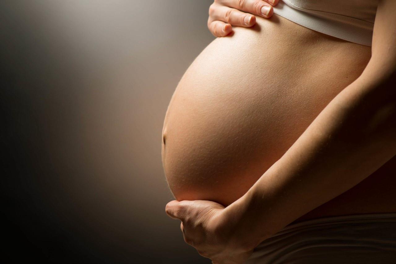 Embarazos juveniles, entre riesgos para la madre y el bebé
