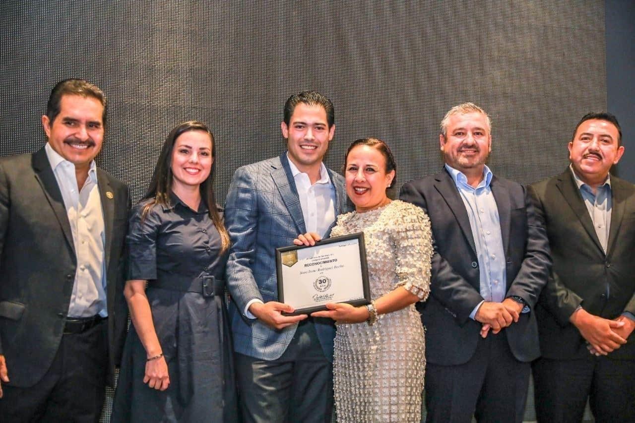 David de la Peña entrega Medalla al Mérito Docente a maestros de Santiago
