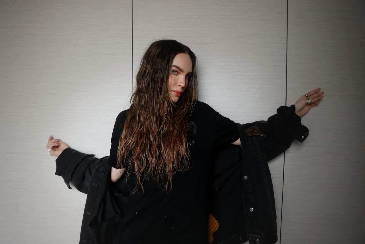 Presume Belinda su espectacular figura con foto en topless