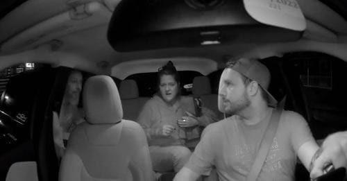 ¿Puedes salir del auto, por favor? Taxista echa a pareja racista