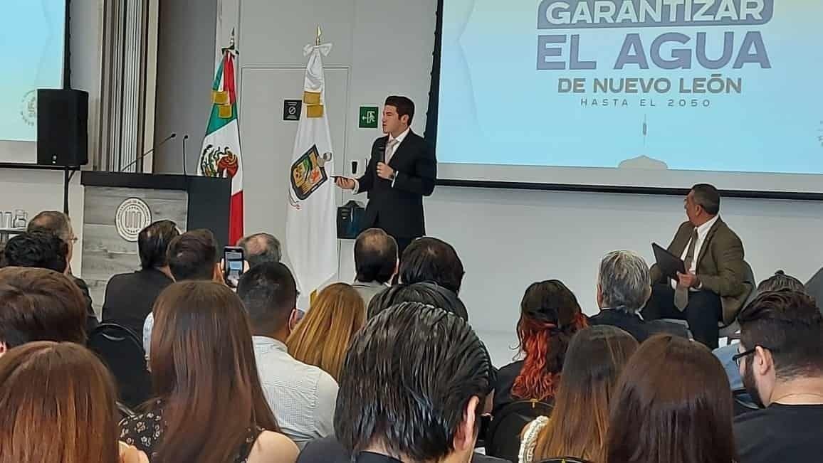 Presenta Samuel García acciones contra sequía a estudiantes de la UDEM