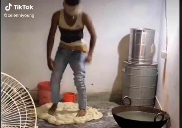 Exhiben a joven amasando empanadas con los pies