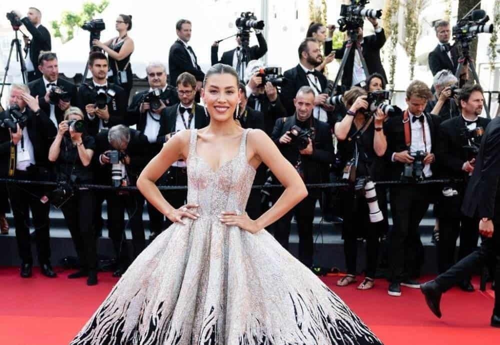 ¡Eso es caer con estilo! Michelle Salas tropieza en Festival de Cannes