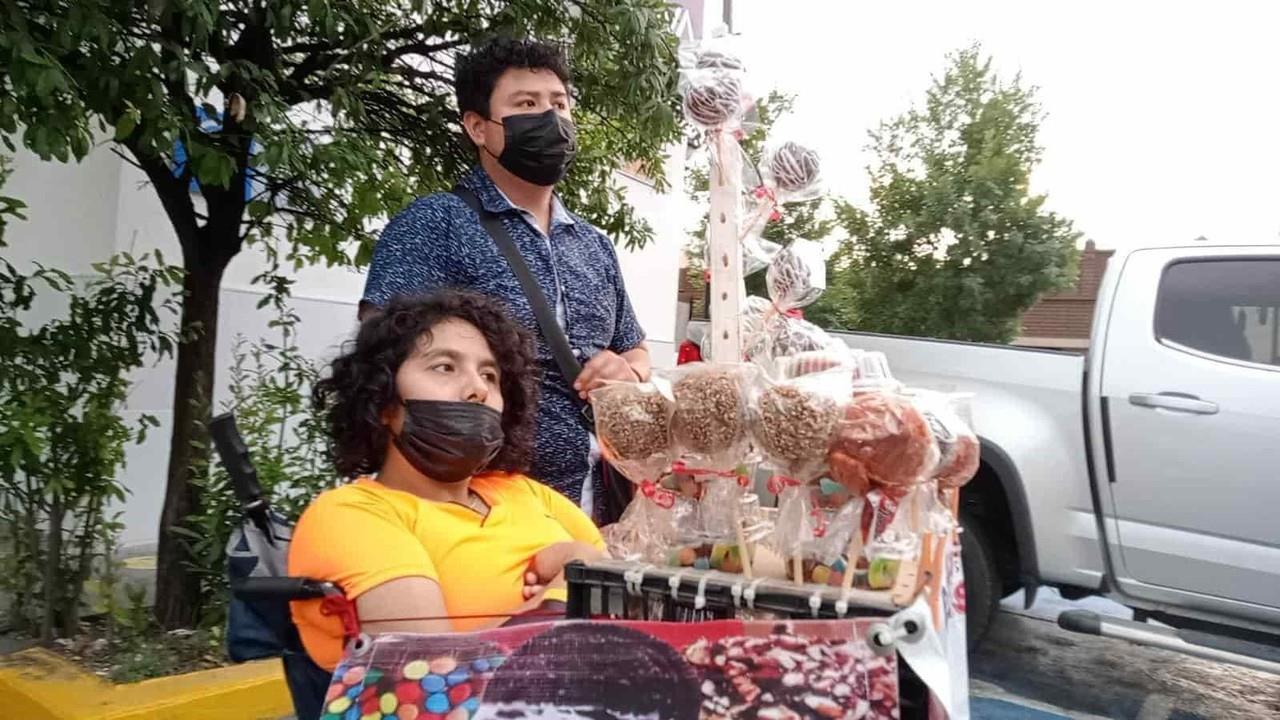 ¡Le ponen sabor a la vida! Hermanos salen adelante con negocio de manzanas