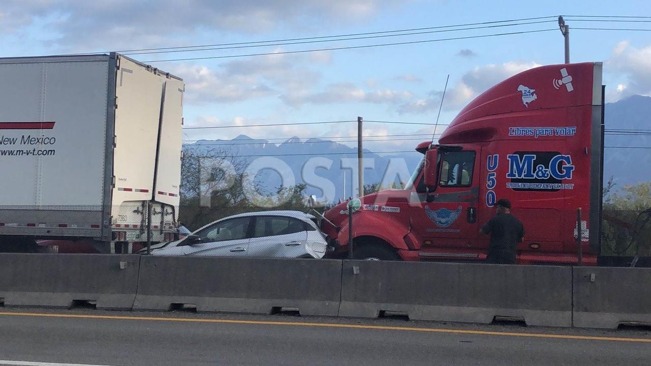 Deja choque de traileres una lesionada y colapso vial en García