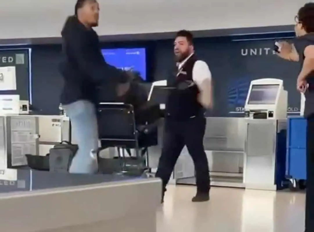 Ex jugador NFL y empleado protagonizan pelea en pleno aeropuerto