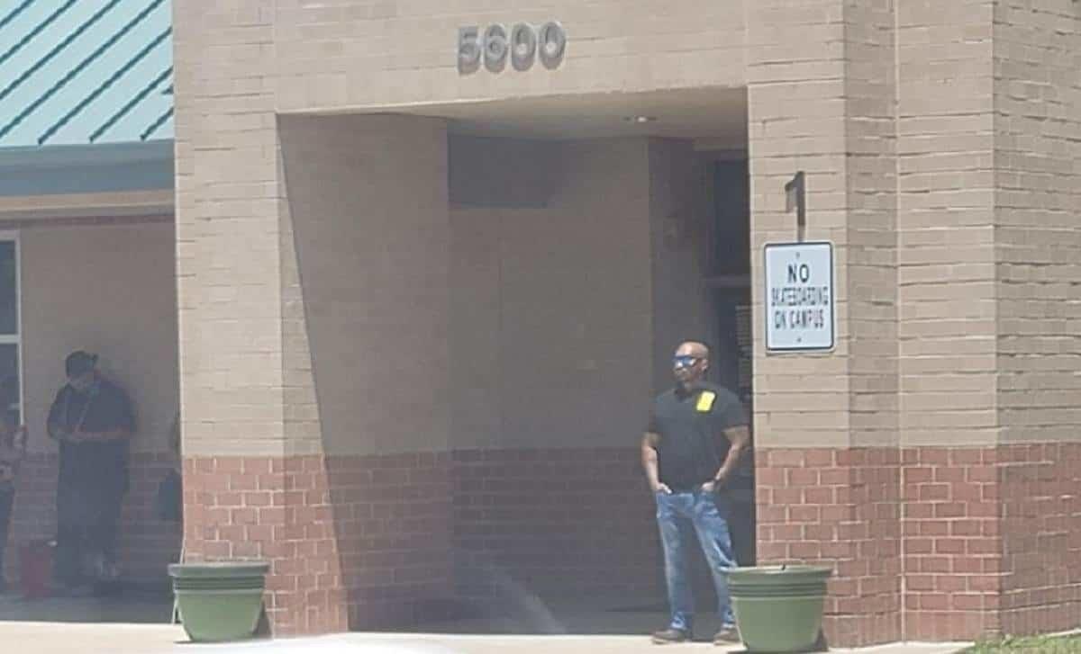 ¡Sin temor a nada! Padre cuida escuela de su hija tras masacre en Texas