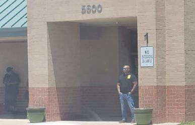 ¡Sin temor a nada! Padre cuida escuela de su hija tras masacre en Texas