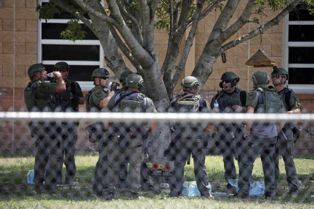 Investigan inacción policial en masacre escolar en Texas