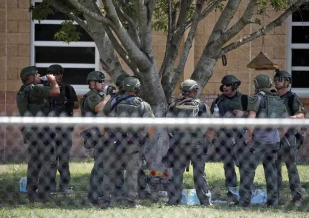 Investigan inacción policial en masacre escolar en Texas