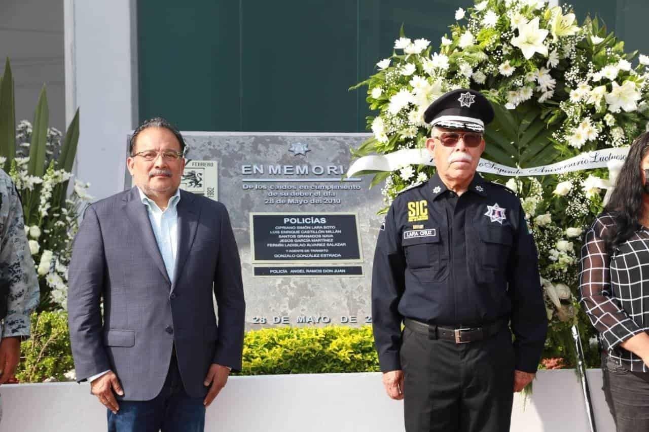 Rinde Andrés Mijes homenaje a policías caídos de Escobedo