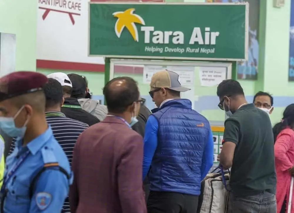 Desaparece avión con 22 personas en montañas de Nepal