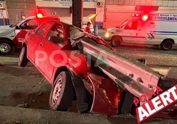 Vive de milagro: Automovilista choca y barra de acero atraviesa su auto