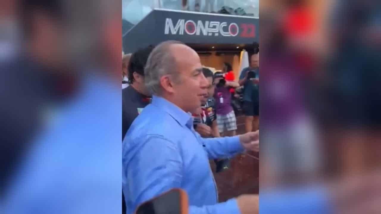 Felipe Calderón celebra con Checo Pérez su triunfo en F1 con un chapuzón