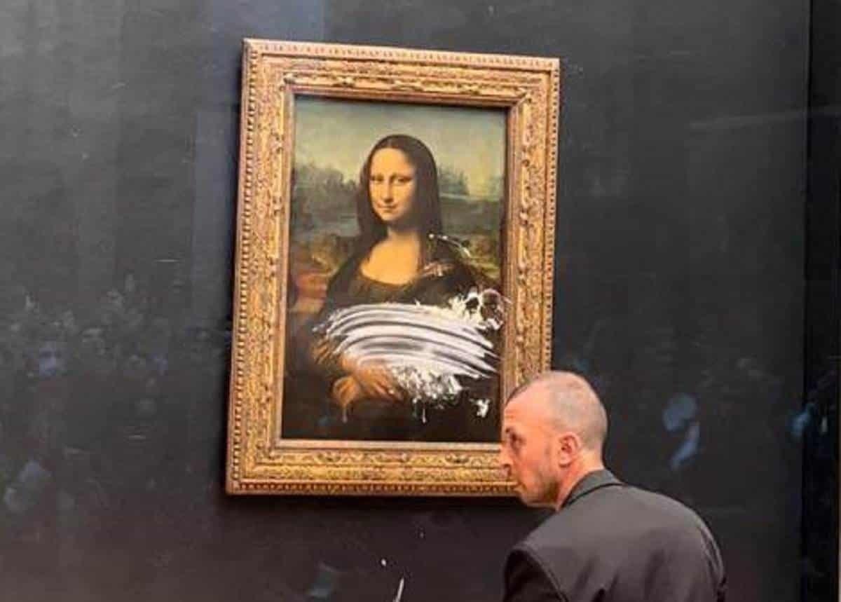 Lanzan pastelazo a la Mona Lisa de Leonardo Da Vinci