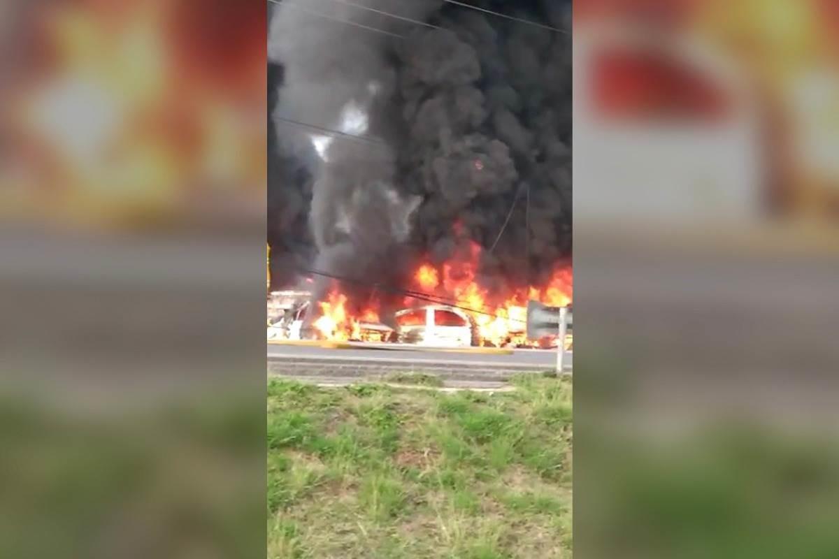Tráiler choca contra autos estacionados en Tabasco; 25 quedan calcinados