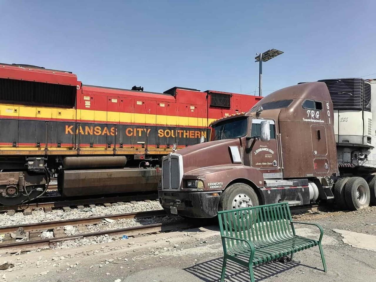 Choca tráiler contra tren en Monterrey