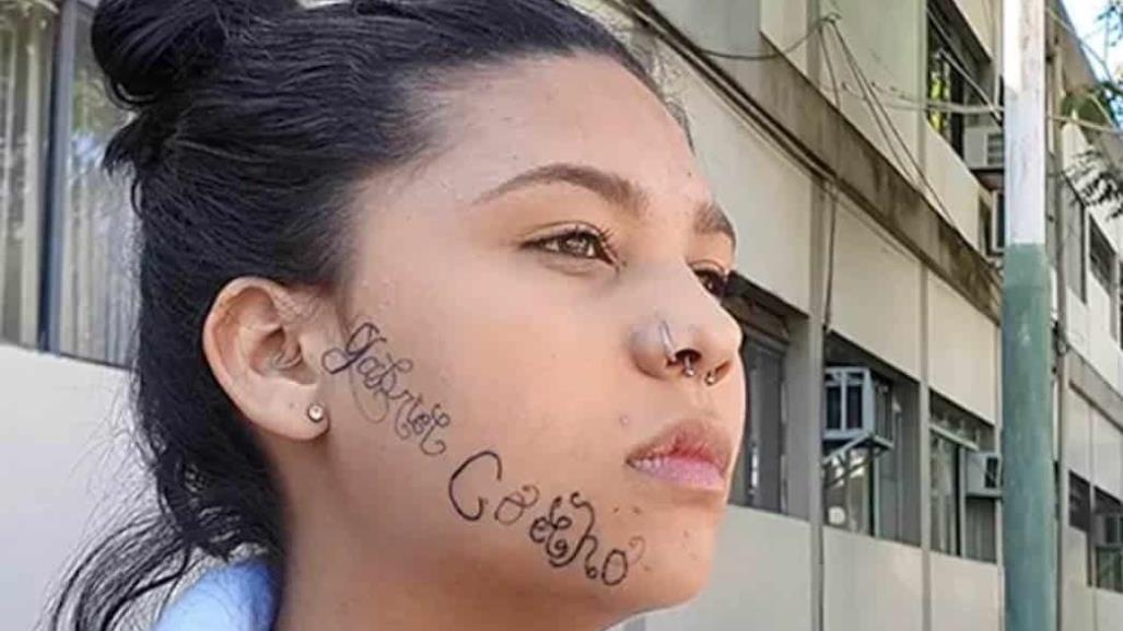 Novio la secuestra y le tatúa su nombre en la cara