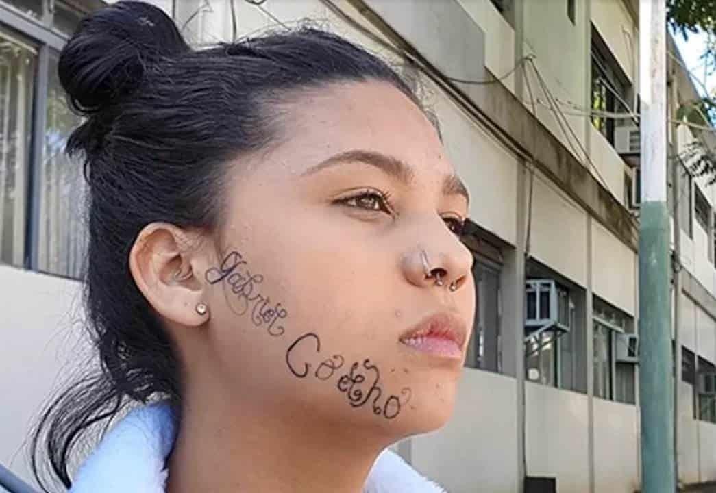 Novio la secuestra y le tatúa su nombre en la cara