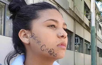 Novio la secuestra y le tatúa su nombre en la cara