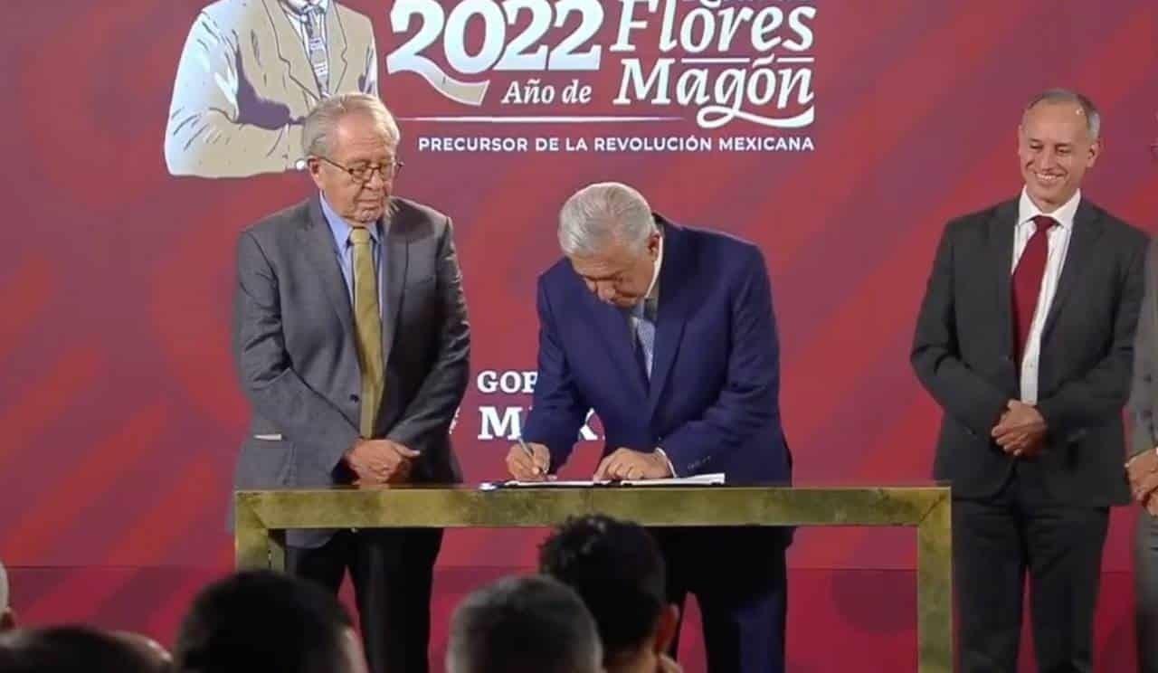 Firma AMLO decreto que prohíbe venta de vapeadores y cigarros electrónicos