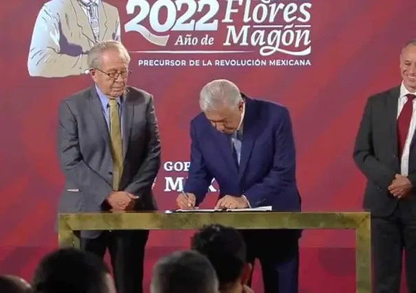 Firma AMLO decreto que prohíbe venta de vapeadores y cigarros electrónicos