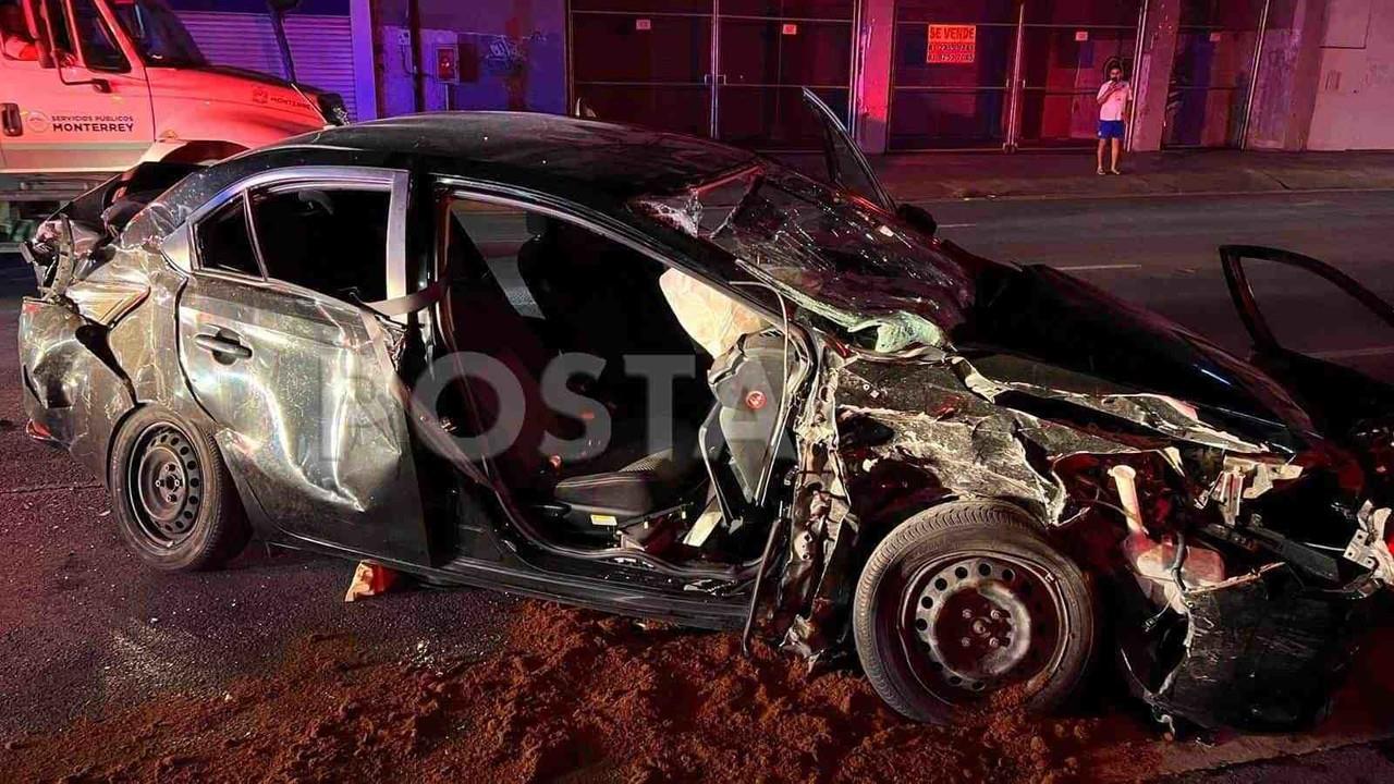 Deja choque mujer atrapada en un auto, responsable se pasó luz roja