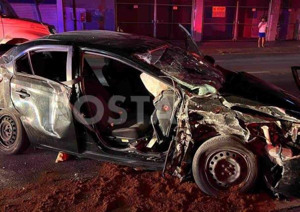 Deja choque mujer atrapada en un auto, responsable se pasó luz roja