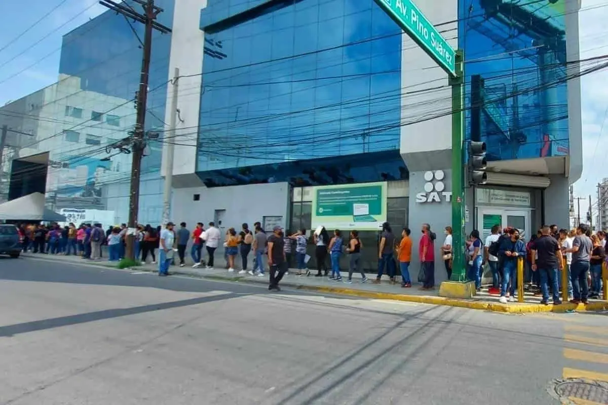 Aumentan filas para trámite de constancias de situación fiscal en el SAT