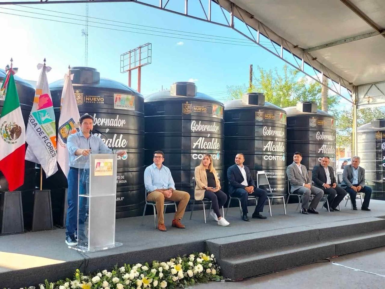 Entrega Samuel mega tanques en Ciénega de Flores