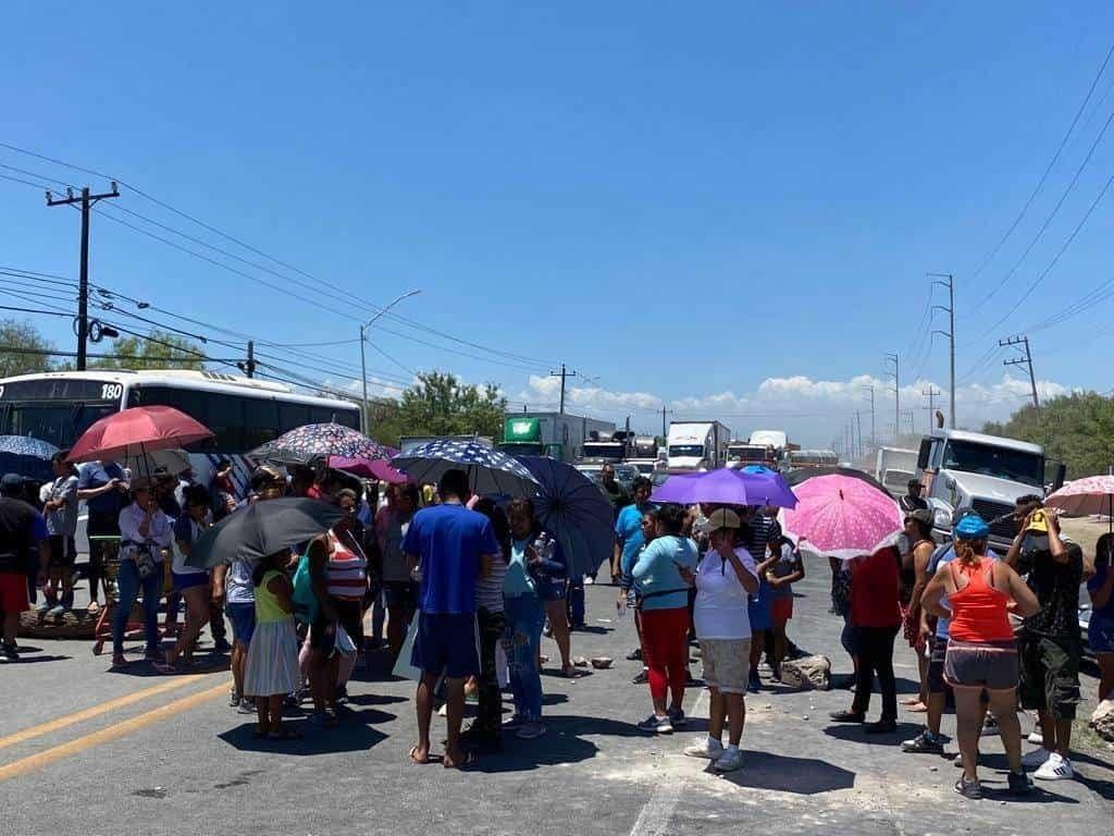 Bloquean carretera en Ciénega de Flores por falta de agua