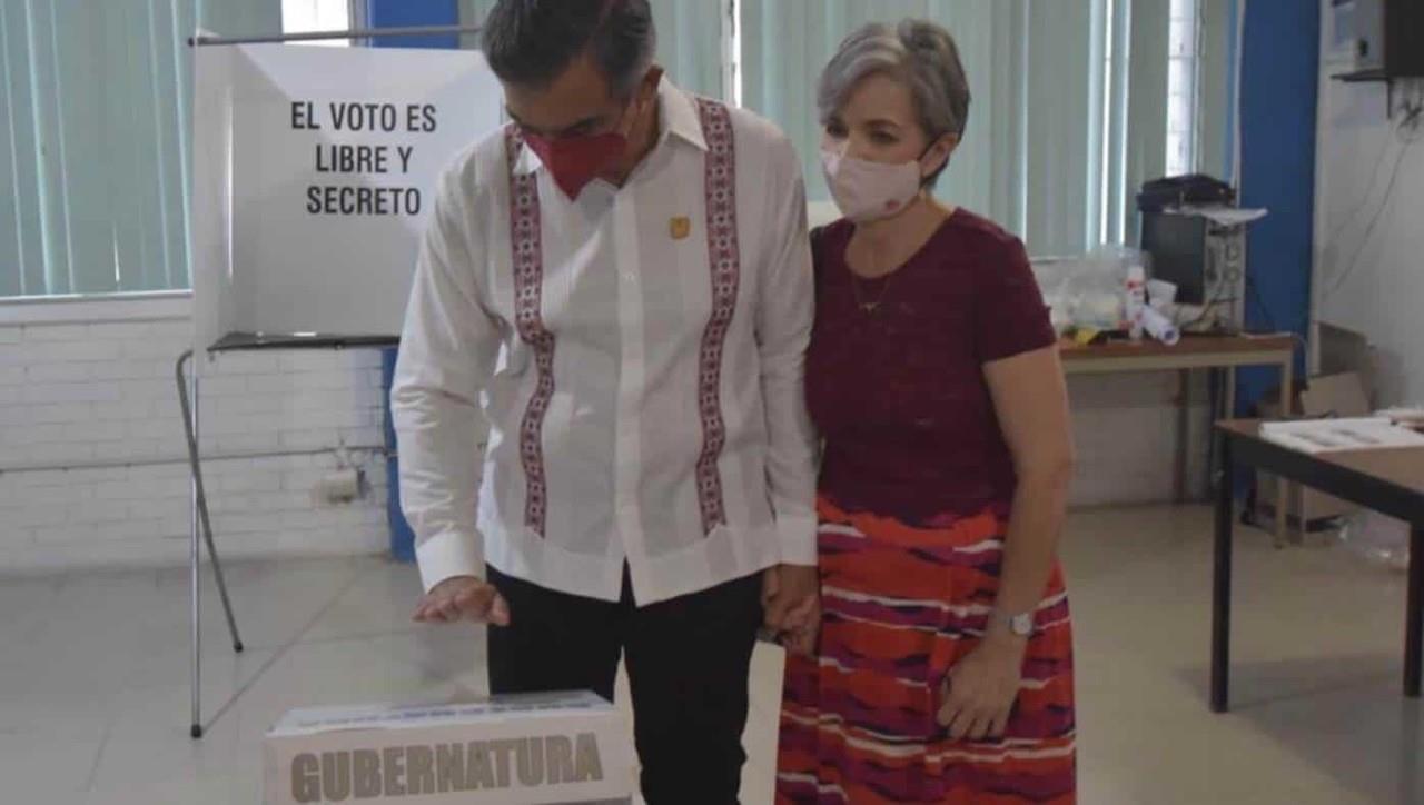 Acude Américo Villarreal a emitir su voto en Tamaulipas