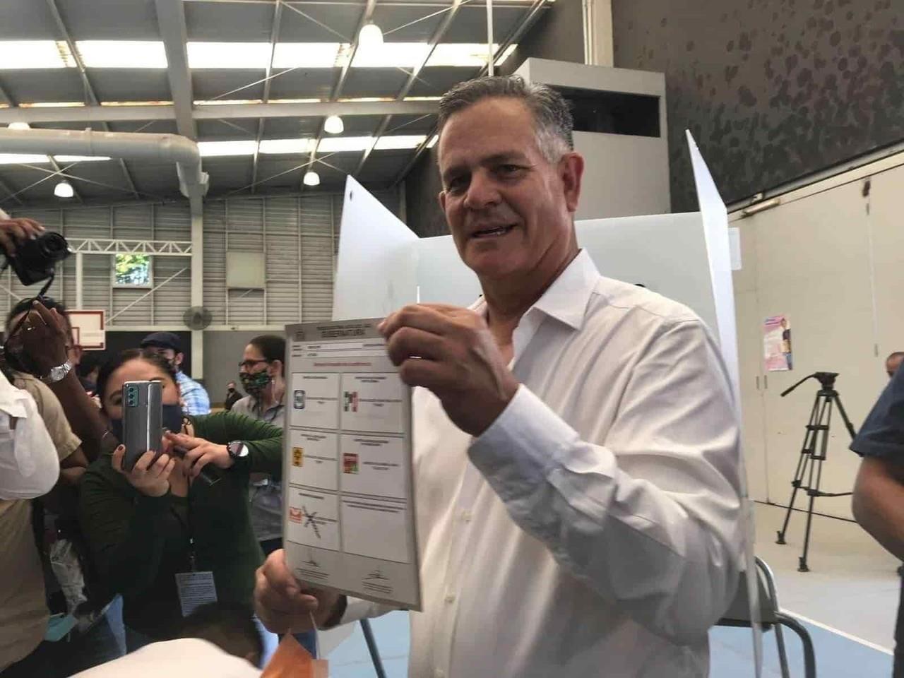 Arturo Diez Gutiérrez acude a votar y señala jornada tranquila