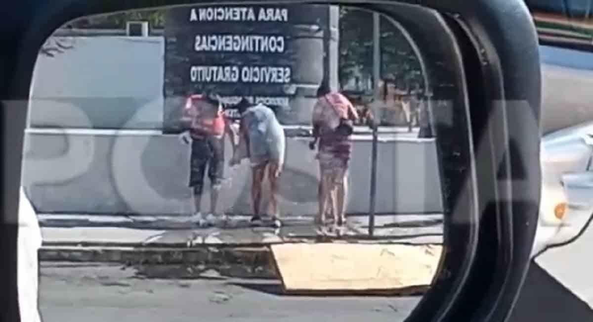 Se refrescan paseantes con agua de contenedor de AyD en Guadalupe