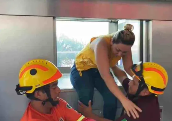 Rescatan a mujer y 3 menores atrapados en elevador de plaza comercial