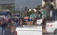 ¡Buenos para la rapiña! Vuelca camión de cerveza en Monterrey
