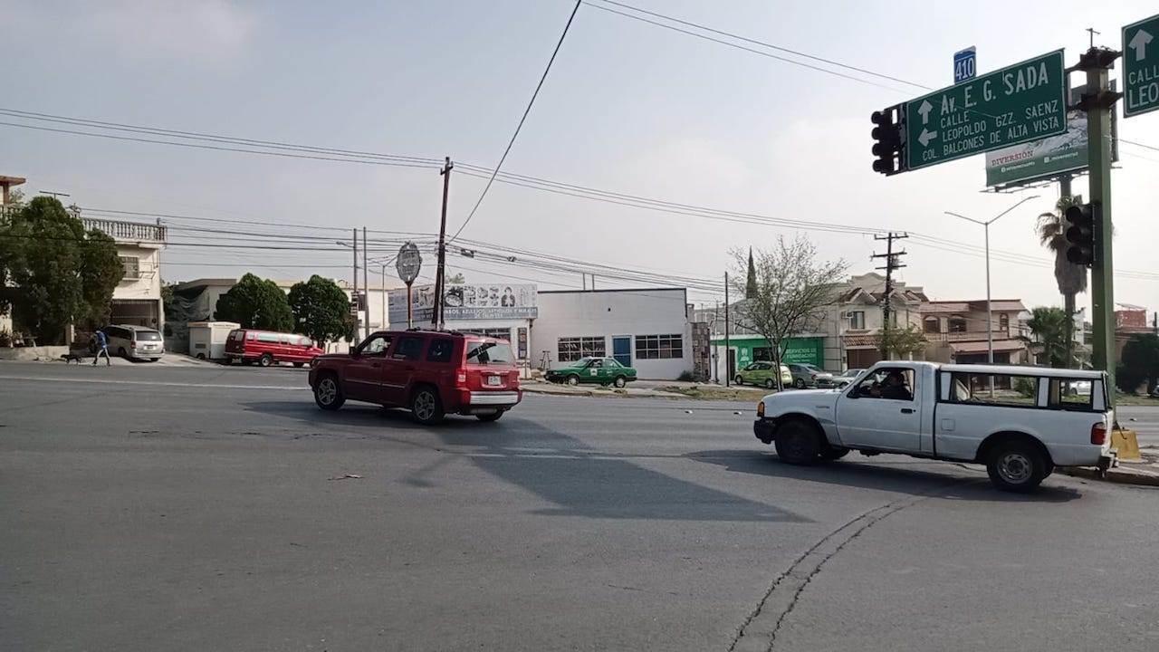 Peligran automovilistas por semáforos descompuestos en Av. Alfonso Reyes