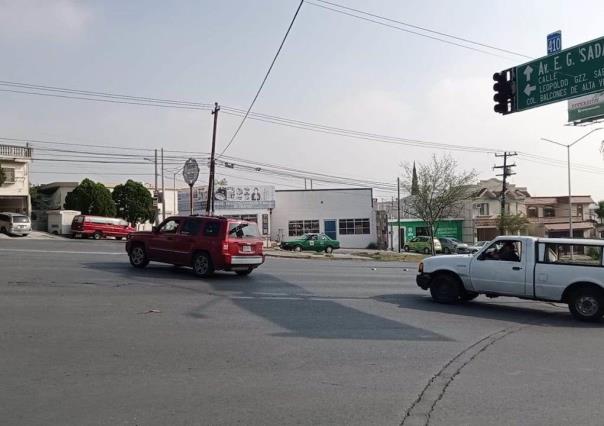 Peligran automovilistas por semáforos descompuestos en Av. Alfonso Reyes