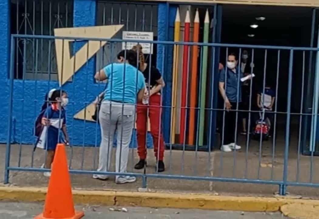 De pisa y corre llegan papás a dejar a sus hijos a escuelas