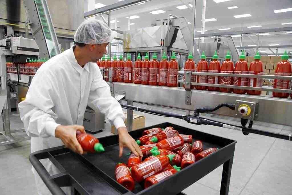 ¡Con la Sriracha no! Desabasto de chile pega en venta de salsa