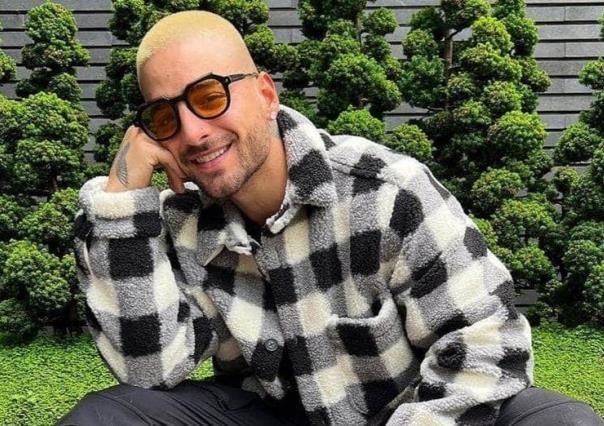 Posa Maluma como Dios lo trajo al mundo y en compañía de una mujer