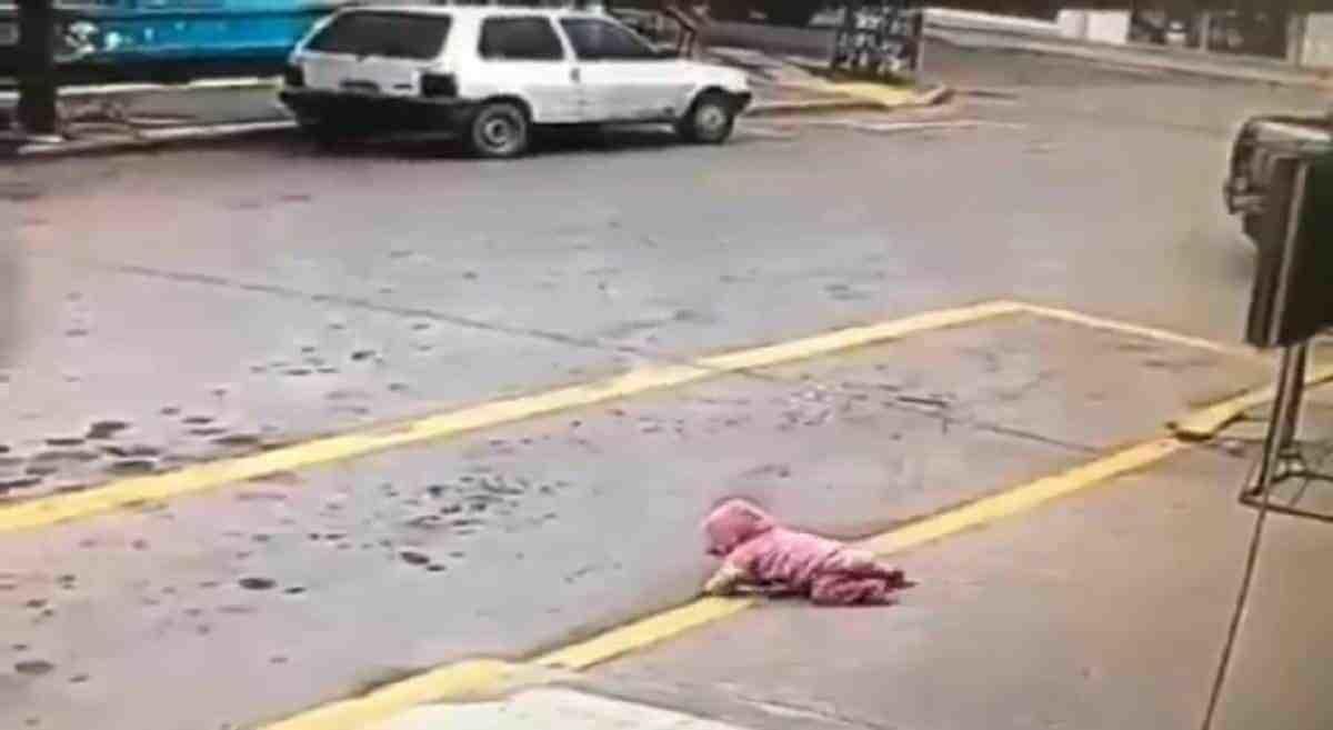 ¡Cuidado, bebé suelto! Rescatan a pequeña gateando de ser atropellada