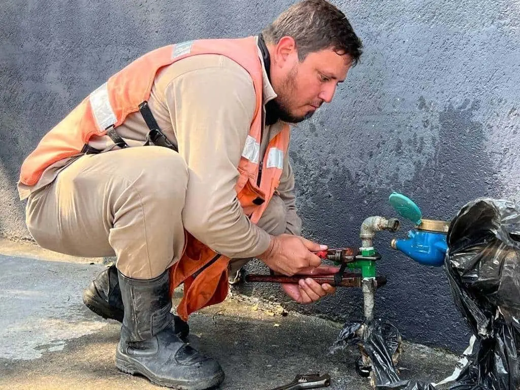 Instalan reductores de presión agua en Monterrey