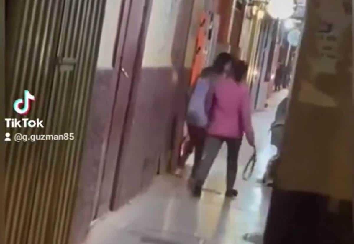 Madre saca a su hija de una discoteca a cintarazos