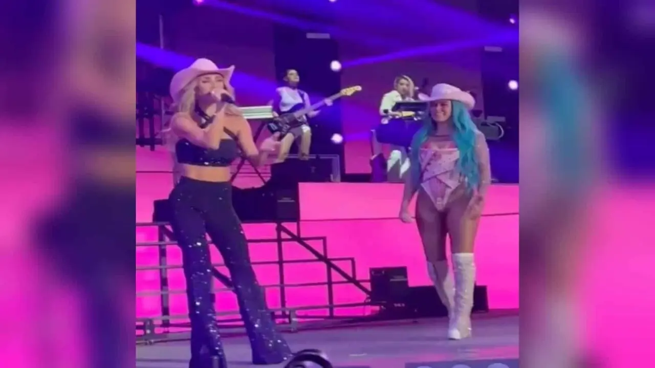 Karol G cumple su sueño al compartir escenario con Anahí y cantar ¡Sálvame!