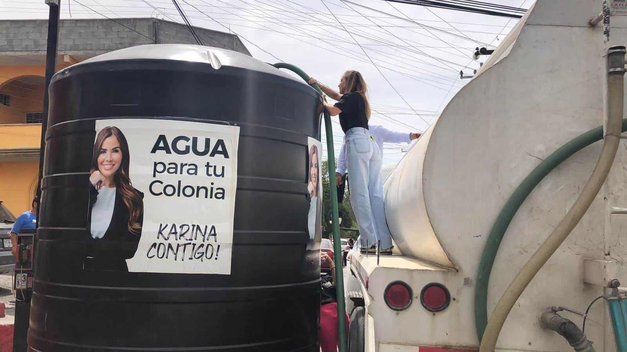 Pipa de Agua y Drenaje rellena tinaco de agua en la colonia Independencia